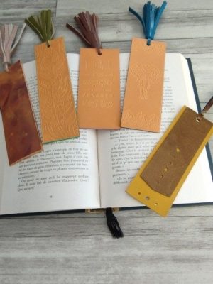 Marque-page à pompon en cuir - plusieurs modèles au choix