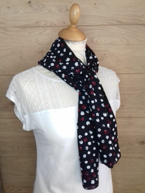 Foulard femme noir imprimé points blancs et rouges – Image 4