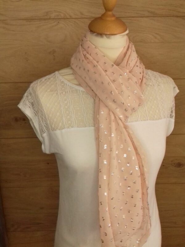 Foulards voile léger beige rosé avec plumetis argentés – Image 4