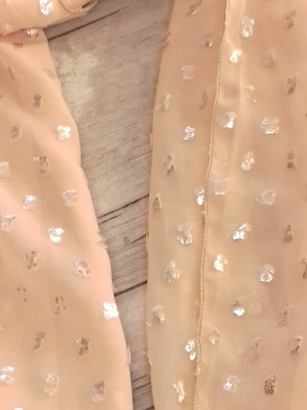 Foulards voile léger beige rosé avec plumetis argentés – Image 3