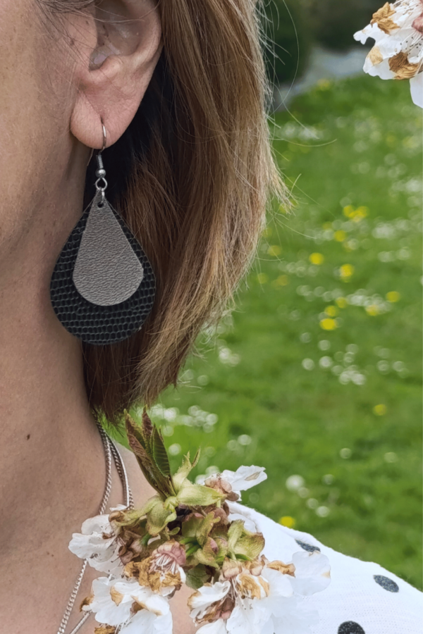 Boucles d'Oreilles Gouttes Bicolores en Cuir Upcyclé - Élégance Naturelle – Image 4