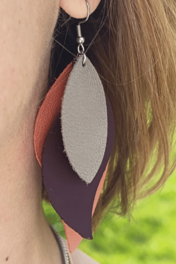 Boucles d'Oreilles Iris en Cuir Upcyclé - Élégance Légère et Durable – Image 2