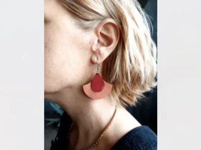 bouces d'oreiles en cuir upcyclé - forme gingko corail et goutte rouge- pau de cur-maroquinerie artisanale-pau