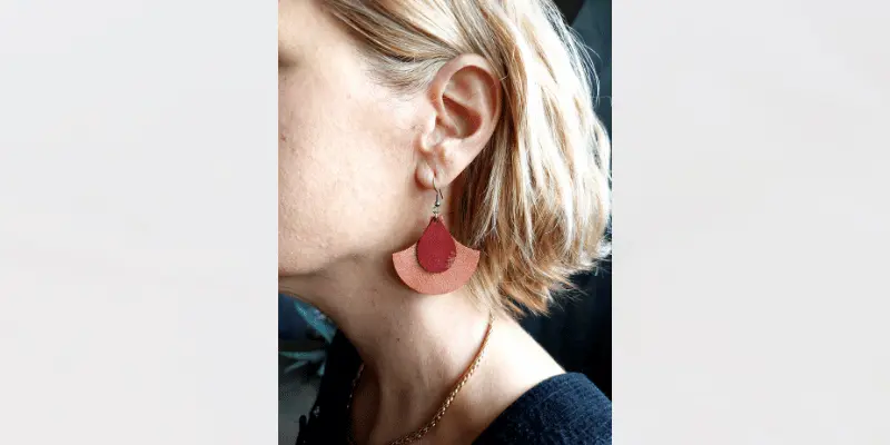 bouces d'oreiles en cuir upcyclé - forme gingko corail et goutte rouge- pau de cur-maroquinerie artisanale-pau