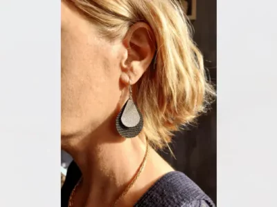 Boucles d'oreilles gouttes vert&argent en cuir upcyclé-pau de cuir-marquinerie artisanale-pau