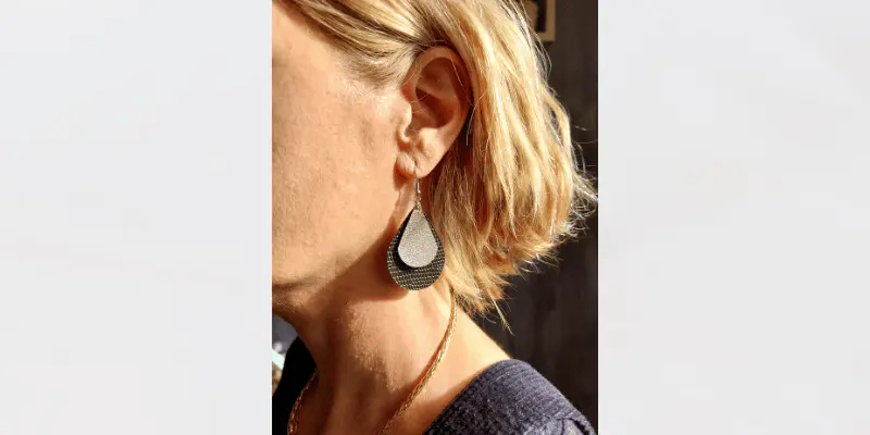 Boucles d'oreilles gouttes vert&argent en cuir upcyclé-pau de cuir-marquinerie artisanale-pau
