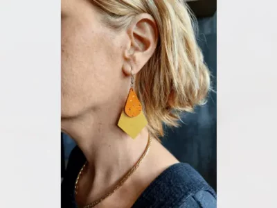 bouces d'oreiles en cuir upcyclé - forme prisme jaune moutarde et goutte orange avec etoiles jaunes- pau de cur-maroquinerie artisanale-pau