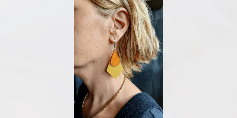 bouces d'oreiles en cuir upcyclé - forme prisme jaune moutarde et goutte orange avec etoiles jaunes- pau de cur-maroquinerie artisanale-pau