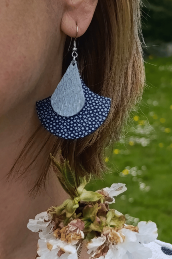 Boucles d'Oreilles Ginkgo Bicolores en Cuir Upcyclé - Élégance Naturelle et Géométrique – Image 2