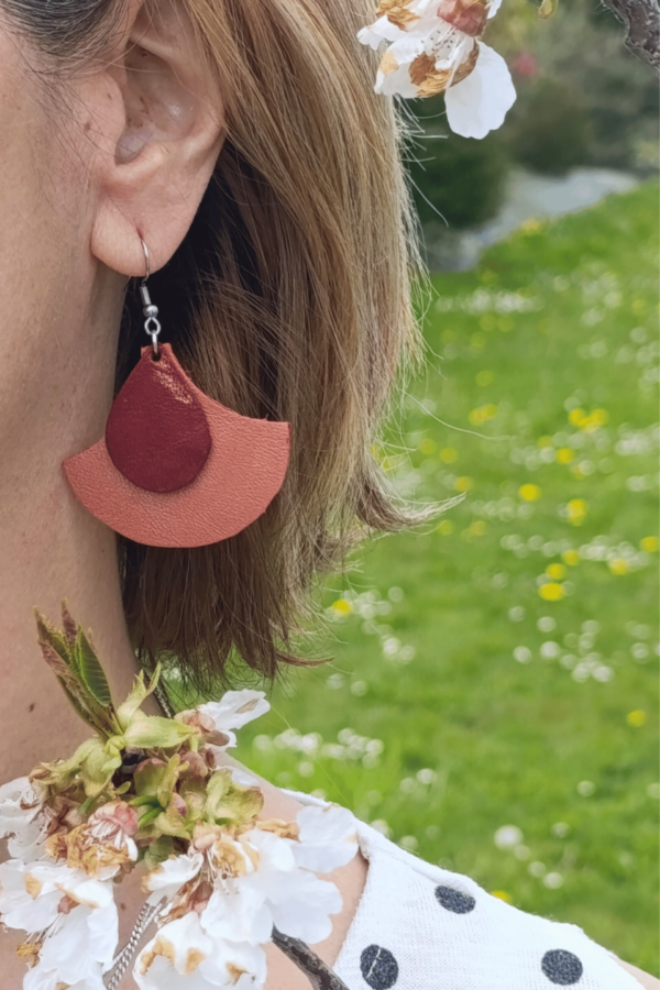 Boucles d'Oreilles Ginkgo Bicolores en Cuir Upcyclé - Élégance Naturelle et Géométrique