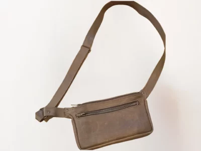 Sac banane homme posé à plat avec fermeture métallique sur le davant-Pau de Cuir-Pau-Maroquinerie artisanale