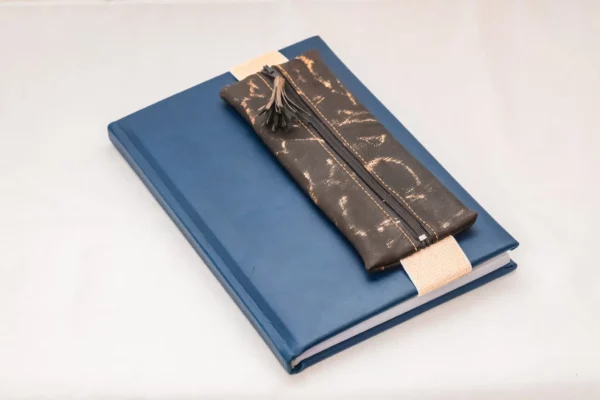 Trousse en cuir élastiquée - spéciale carnet A5