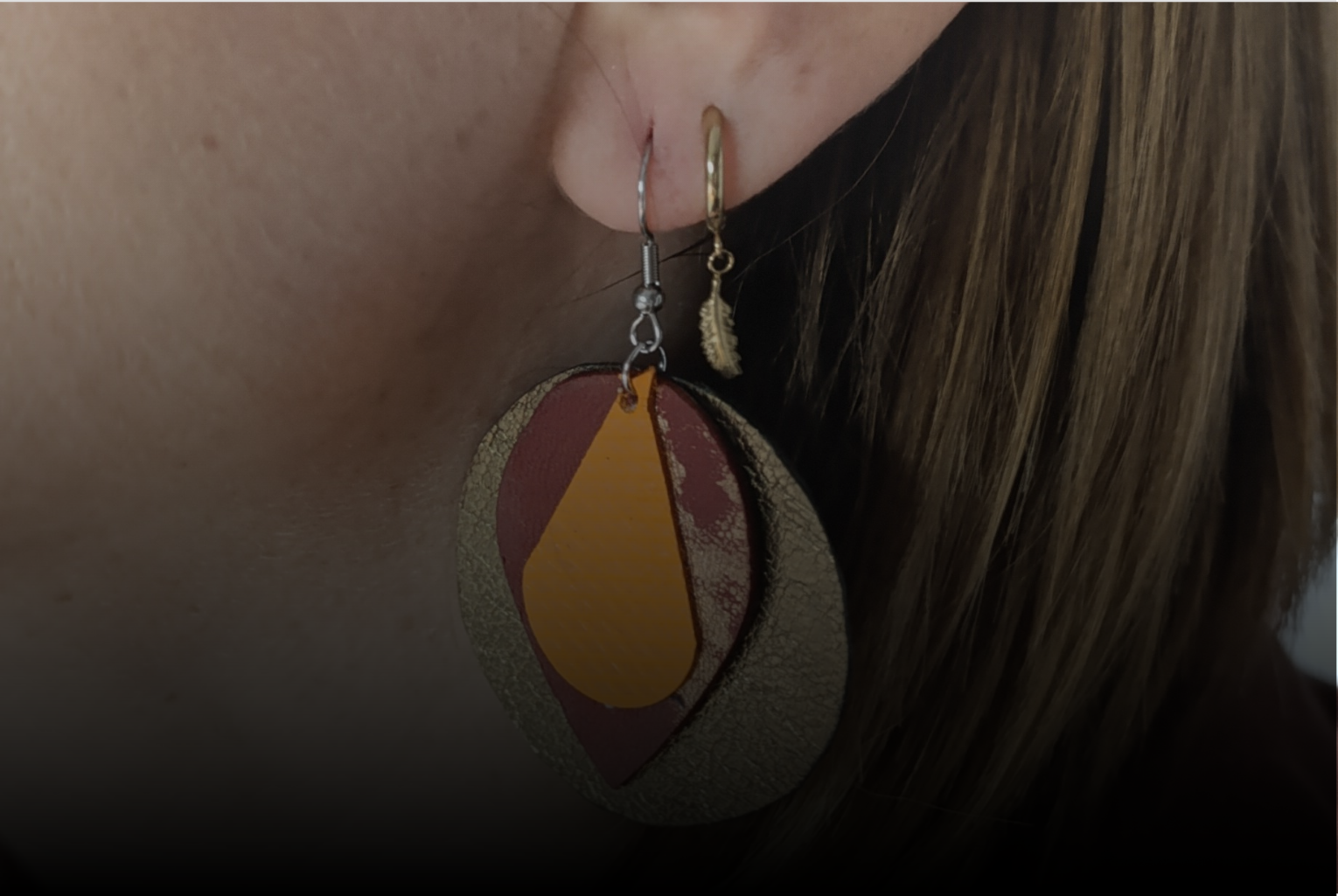 Boucles d'oreilles en cuir sur une femme-Pau de Cuir-Pau-Maroquienrie artisanale