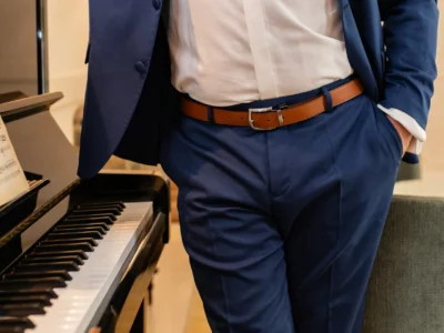 Homme en costume avec une ceinture en cuir brun-Pau de Cuir-Pau-Maroquinerie artisanale
