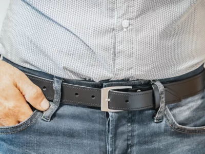 Homme en jean et chemise avec une ceinture noire surpiquée en noir-Pau de Cuir-Pau-Maroquinerie artisanale