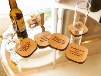 Table festive d'apéritif avec des dessous de verre en cuir ice-breaker-Pau de Cuir-Pau-Maroquinerie artisanale