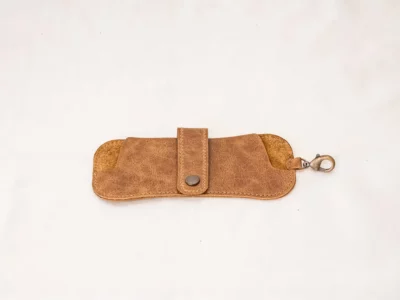 Etui à lunettes solaires en cuir camel-Pau de Cuir-Pau-Maroquinerie artisanale