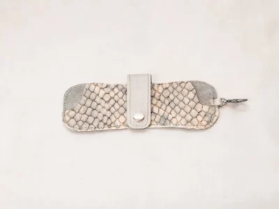 Etui à lunettes solaires cuirs gris perle et imprimé serpent gris bleu-Pau de Cuir-Pau-Maroquinerie artisanale