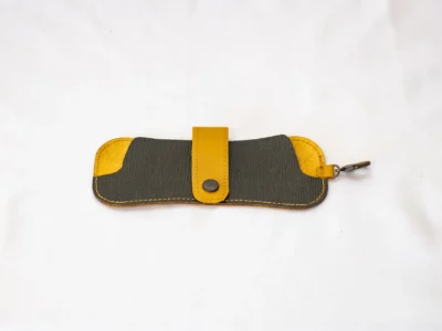 etui à lunettes cuirs jaune moutarde et vert profond-Pau de Cuir-Pau-Maroquinerie artisanale