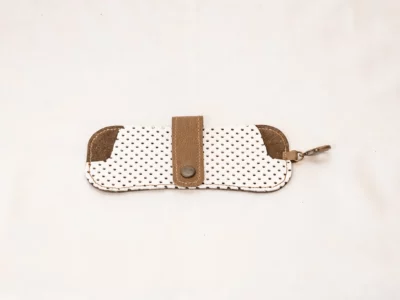 etui à lunettes cuir couleur tabac et cuir blanc perforéPau de Cuir-Pau-Maroquinerie artisanale