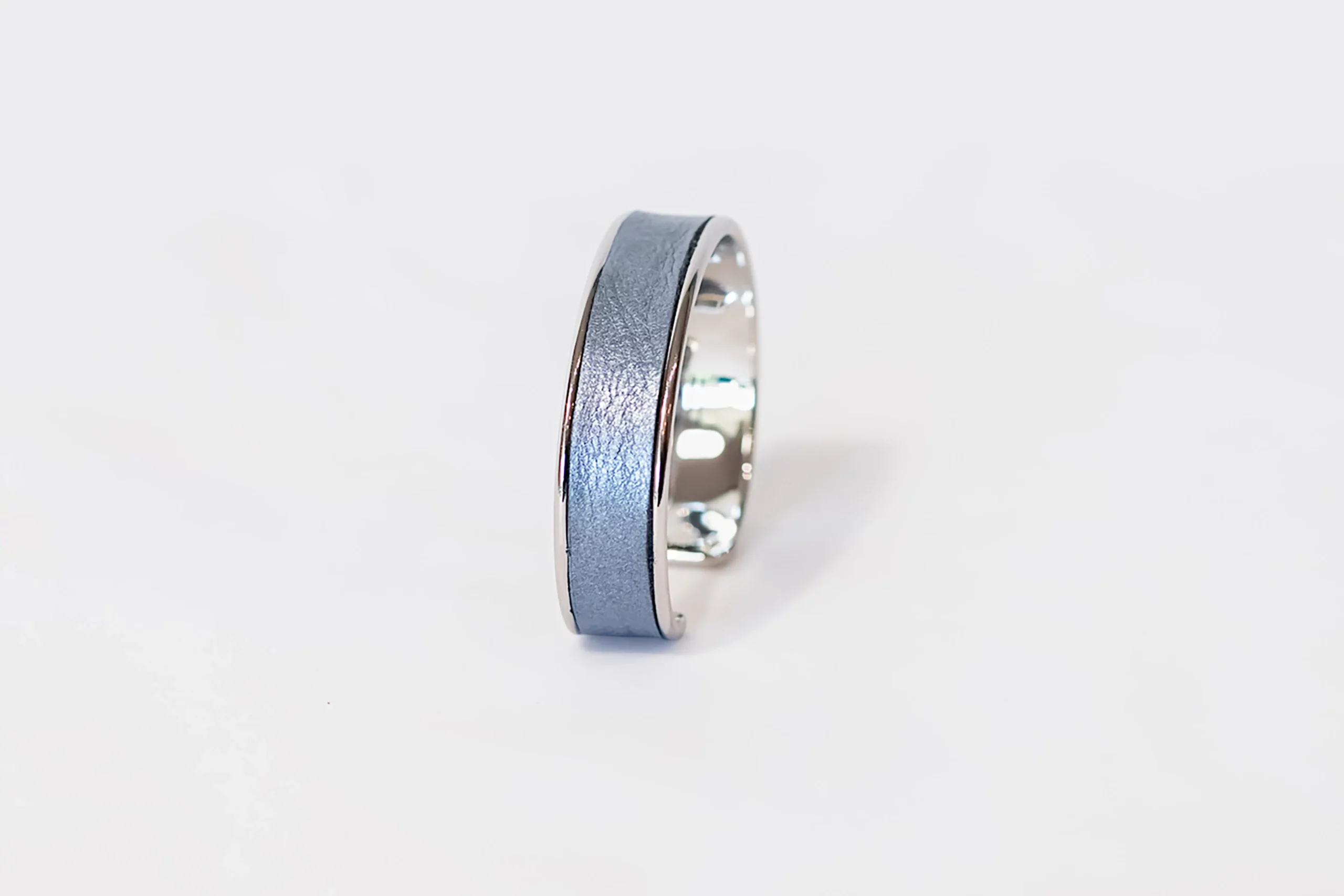 Manchettes acier et cuir bleu irisé-Pau de Cuir-Pau-Maroquinerie artisanale