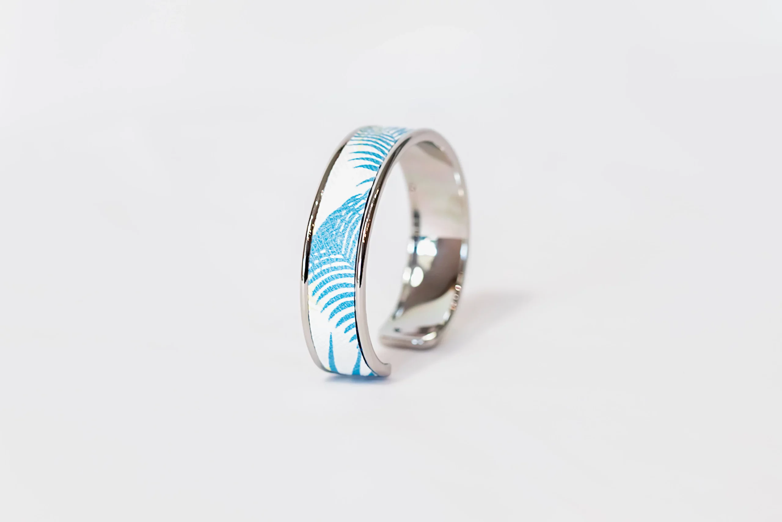 Manchette en acier et cuir imprimé jungle-Pau de Cuir-Pau-Maroquinerie artisanale