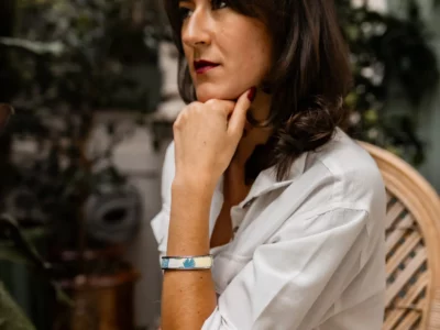 Jeune femme avec une manchette en acier et cuir imprimé jungle-Pau de Cuir-Pau-Maroquinerie artisanale