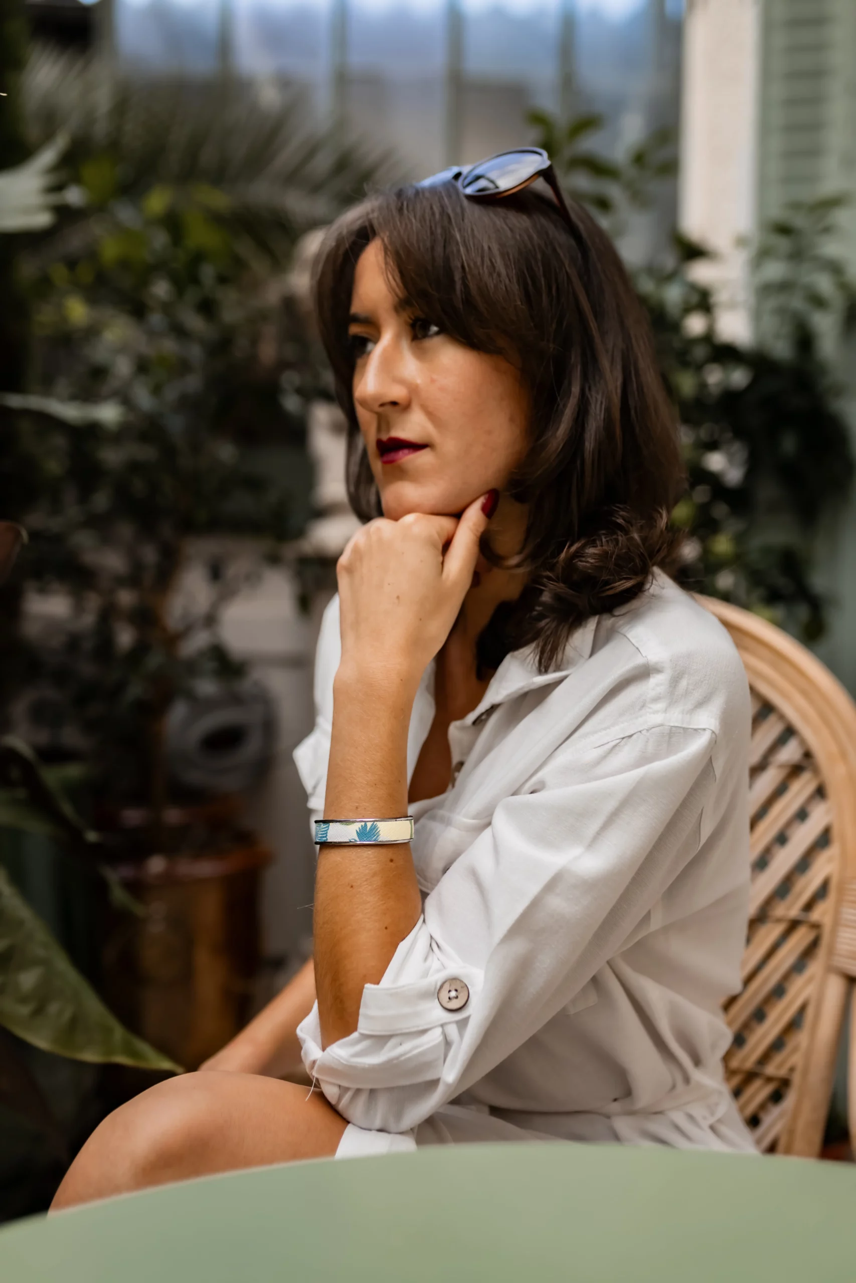 Jeune femme avec une manchette en acier et cuir imprimé jungle-Pau de Cuir-Pau-Maroquinerie artisanale