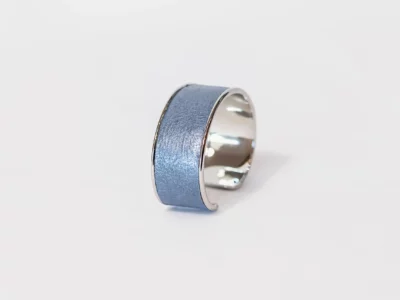 Manchette large acier et cuir bleu irisé-Pau de Cuir-Pau-Maroquinerie artisanale