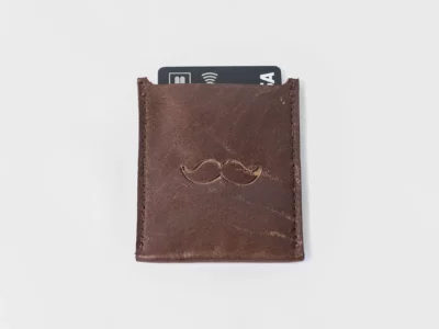 porte-carte simple avec une moustache découpée en mode pochoir-Pau de Cuir-Pau-Maroquinerie artisanale