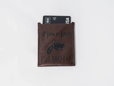 porte-carte simple floqué "J'peux pas j'ai moto"-Pau de Cuir-Pau-Maroquinerie artisanale