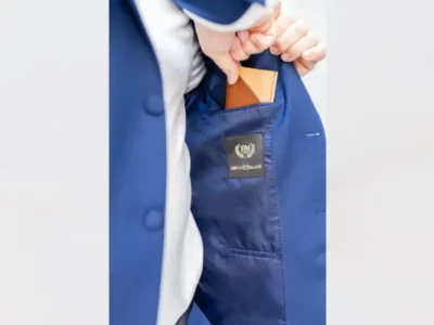 Porte-cartes 2 inserts cuir brun et naturel glissé dans la poche d'un vestion-Pau de Cuir-Pau-Maroquinerie artisanale