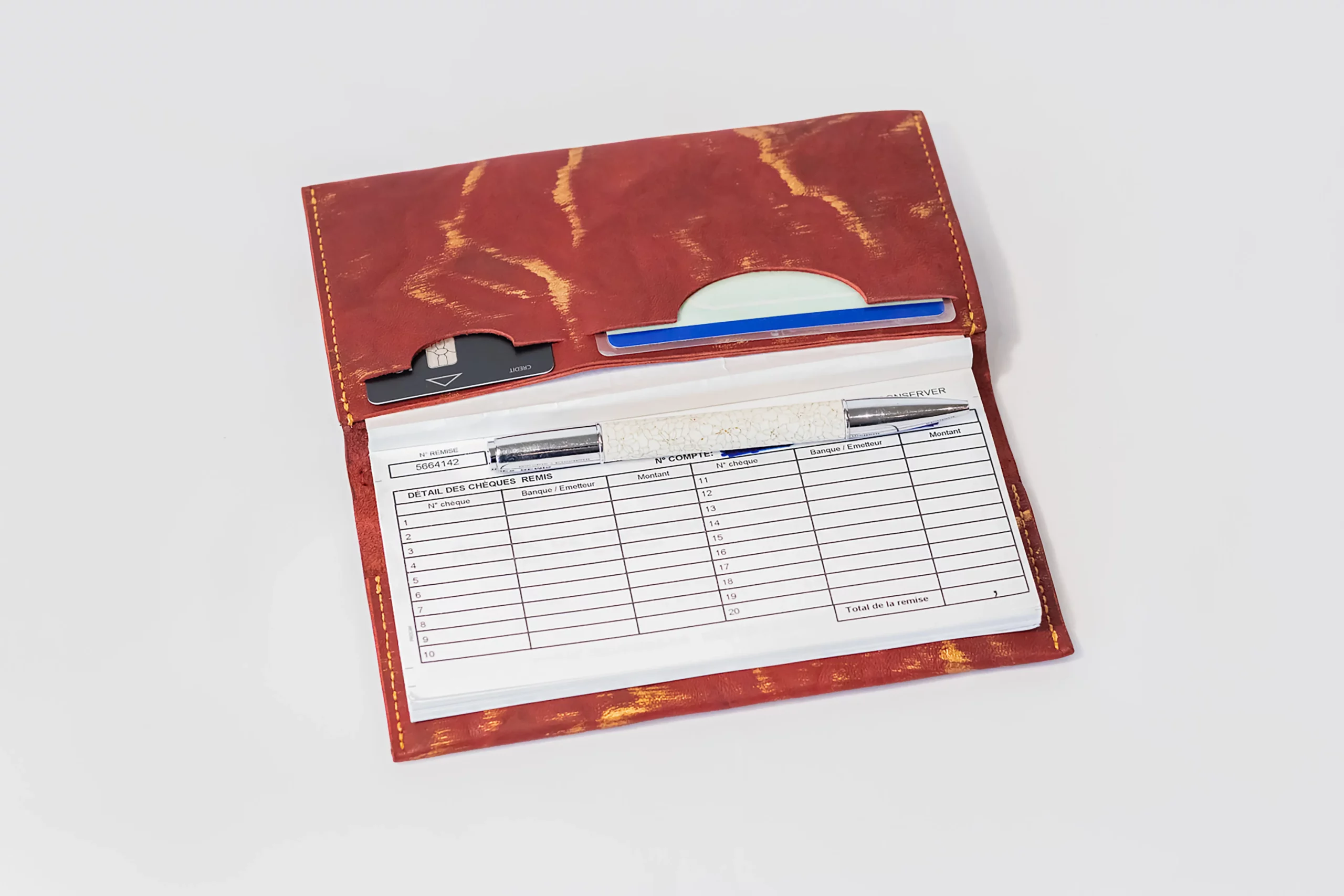 Porte-chéquier bordeaux et doré ouvert sur insert pour carte bancaire et carte identite- Pau de Cuir-Pau-Maroquinerie artisanale