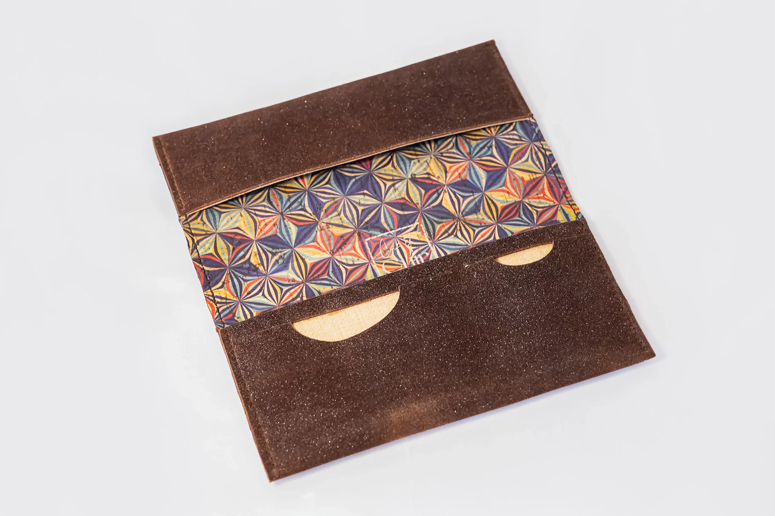 Porte-chéquier brun pailleté intérieur liège graphique ouvert sur insert pour carte bancaire et carte identite- Pau de Cuir-Pau-Maroquinerie artisanale