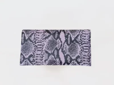 Porte-chéquier en cuir imprimé serpent violet-Pau de Cuir-Pau-Maroquinerie artisanale