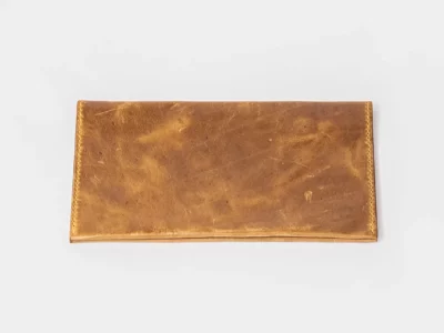 Porte-chéquier en cuir brun clair vieilli-Pau de Cuir-Pau-Maroquinerie artisanale