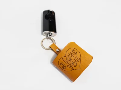 Porte-clé mini album photos gravé I love you-Pau de Cuir-Pau-Maroquinerie artisanale