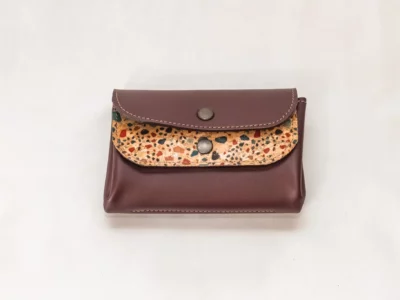 Portefeuille en cuir lie de vin et liège imprimé graphique fermé vue devant-Pau de Cuir-Pau-Maroquinerie artisanale