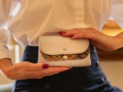 Portefeuille en cuir gris perle et liège imprimé graphique dans les mains d'une femme-Pau de Cuir-Pau-Maroquinerie artisanale