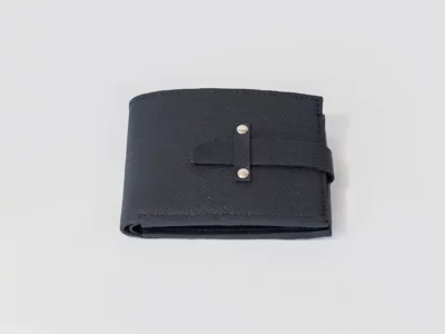 Portefeuille homme en cuir noir fermé avec une lanière-Pau de Cuir-Pau-Maroquinerie artisanale