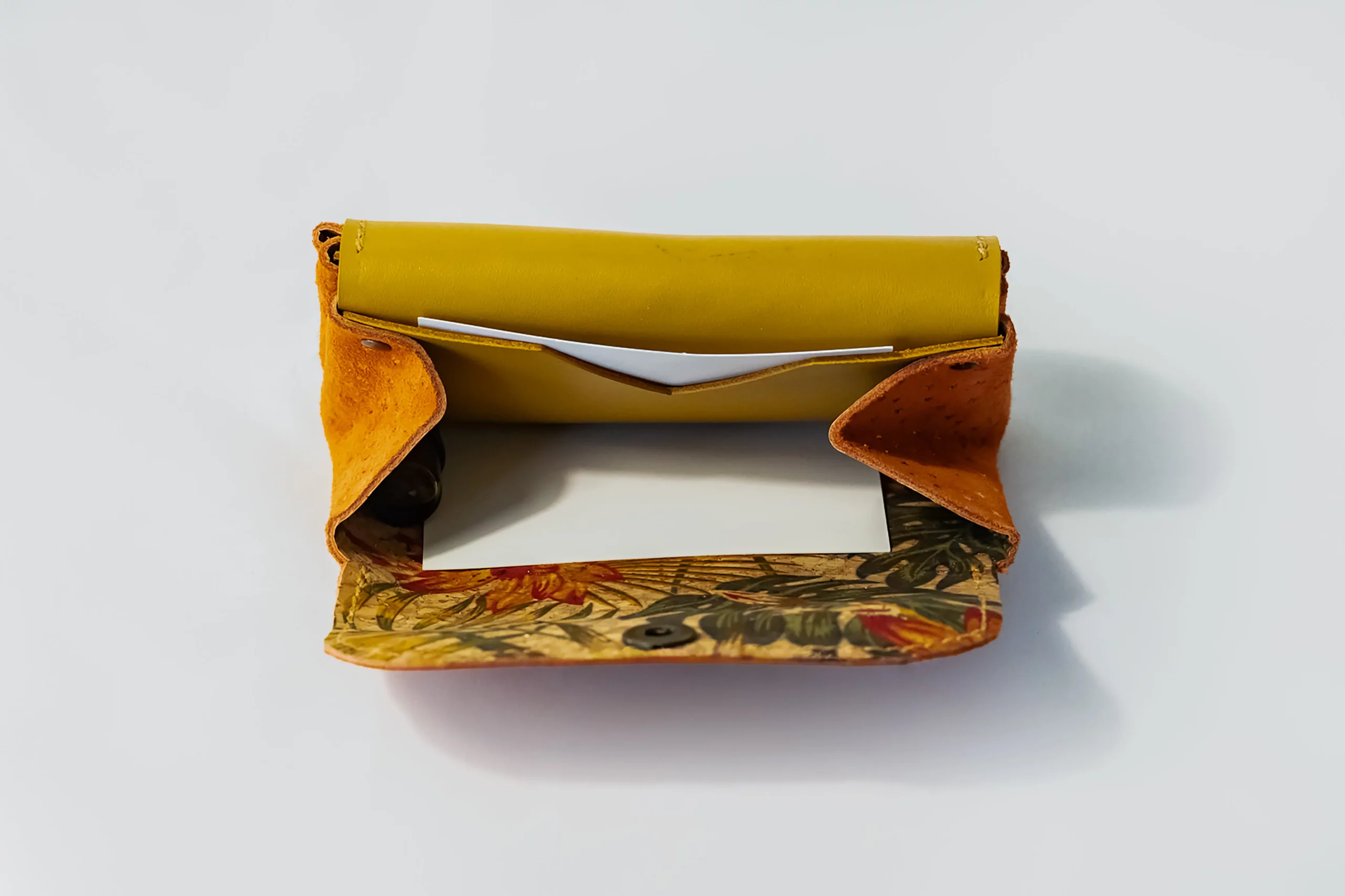 Porte-monnaie Le p'tit sucré cuir jaune moutarde et suédine orange avec des petites étoiles jaunes compartiment avec insert carte bancaire-Pau de Cuir-Pau-Maroquinerie artisanale