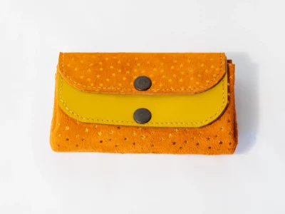 Porte-monnaie Le p'tit sucré cuir jaune moutarde et suédine orange avec des petites étoiles jaunes -Pau de Cuir-Pau-Maroquinerie artisanale