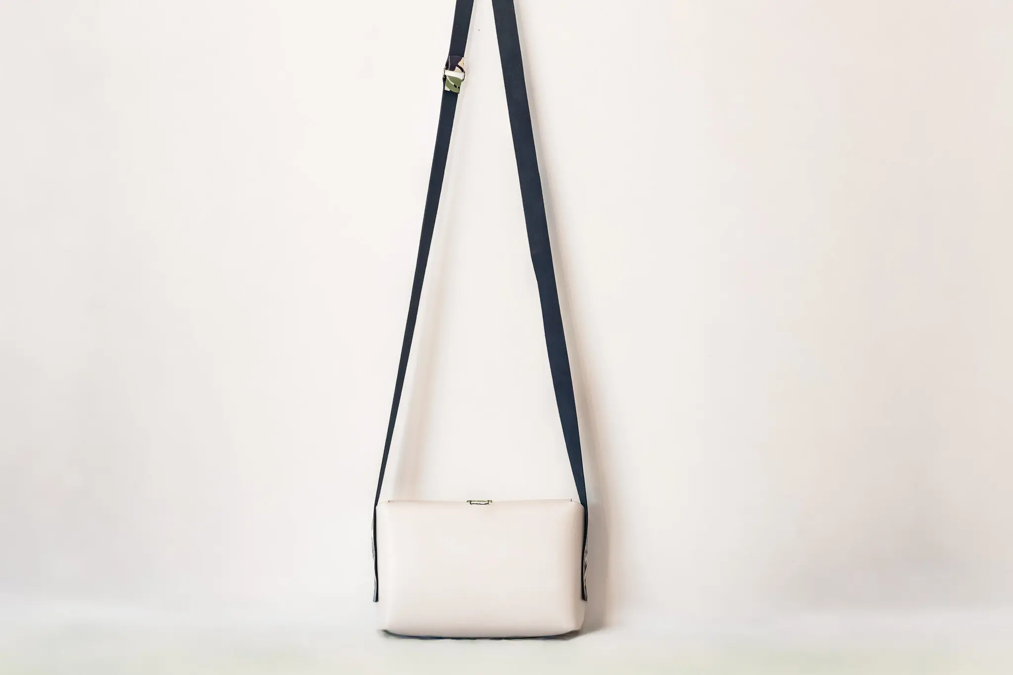 Sac origami vue de dos-Pau de Cuir-Pau-Maroquinerie artisanale