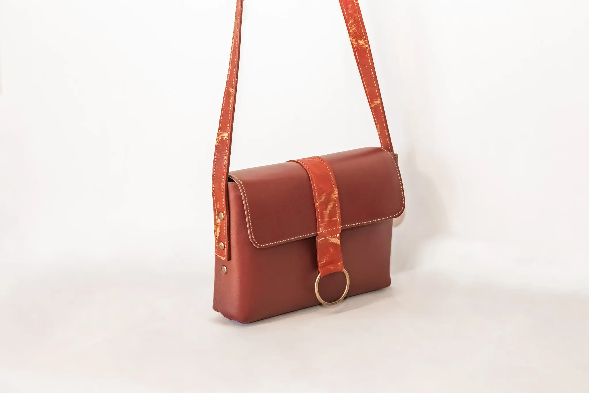 Sac en cuir bordeaux avec anse en maille métallique et un anneau pour fermoir vue de côté-Pau de Cuir-Pau-Maroquinerie artisanale