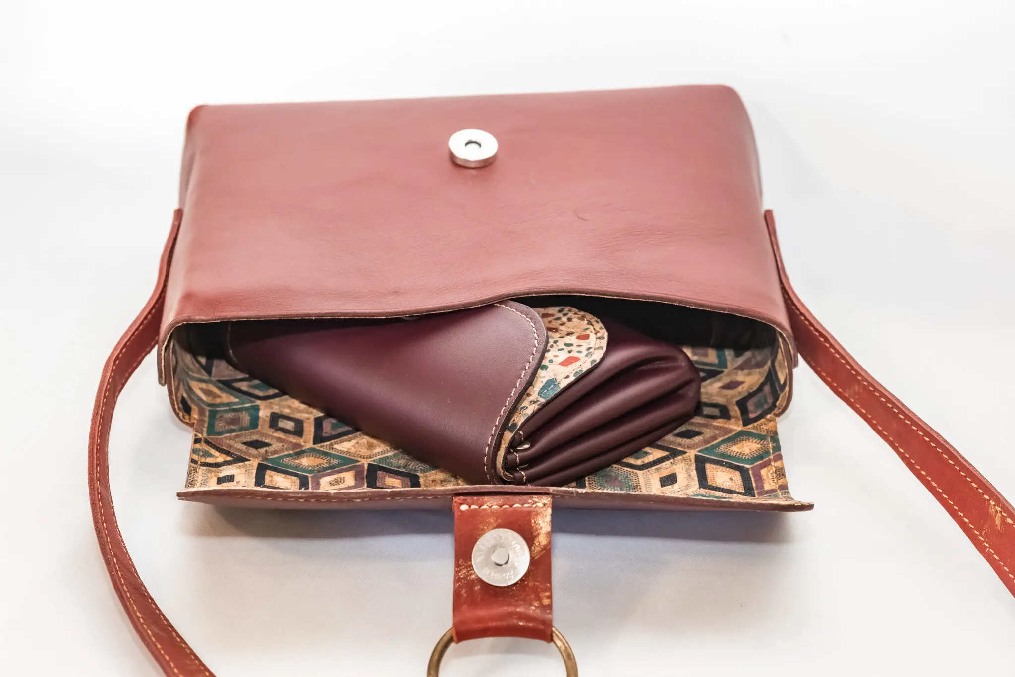 Sac en cuir bordeaux avec anse en maille métallique et un anneau pour fermoir ouvert avec un portefeuille assorti dedans-Pau de Cuir-Pau-Maroquinerie artisanale