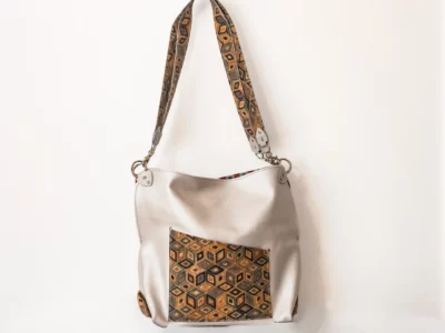 sac cabas en cuir gris perle avec une poche plate sur le devant en liège graphique-Pau de Cuir-Pau-Maroquinerie artisanale