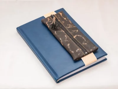 Trousse élastiquée brun doré avec fermeture éclair noire attachée à un agenda-Pau de Cuir-Pau-Maroquinerie artisanale