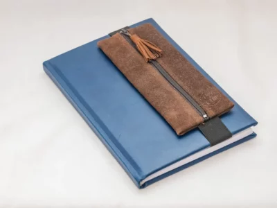 Trousse élastiquée brun pailleté avec fermeture éclair noire attachée à un agenda-Pau de Cuir-Pau-Maroquinerie artisanale