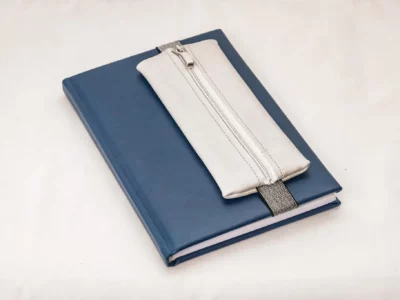 Trousse élastiquée gris perle avec fermeture éclair blanche attachée à un agenda-Pau de Cuir-Pau-Maroquinerie artisanale