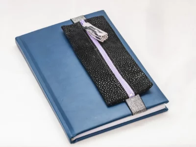 Trousse élastiquée noire avec fermeture éclair violette attachée à un agenda-Pau de Cuir-Pau-Maroquinerie artisanale